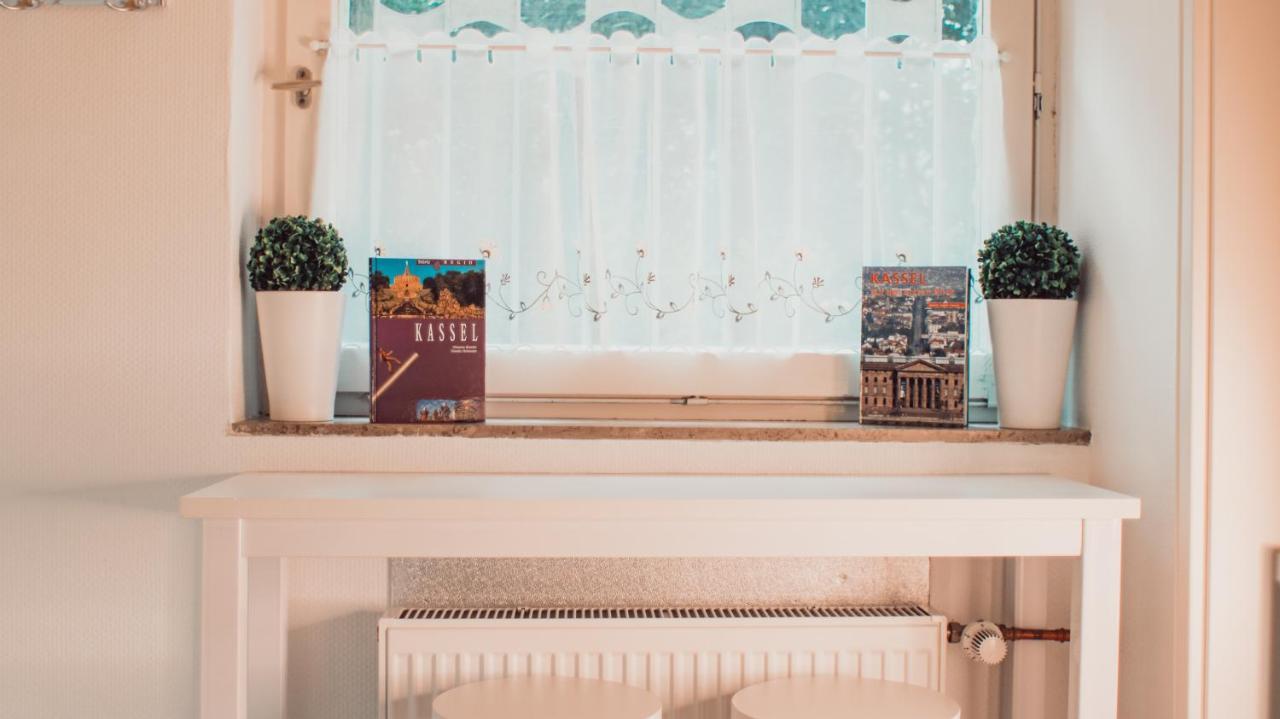 Villa Herkules - privates zwei Zimmer Apartment am Waldrand mit 2x Smart TV und kostenlosen Parkplätzen Kassel Exteriör bild